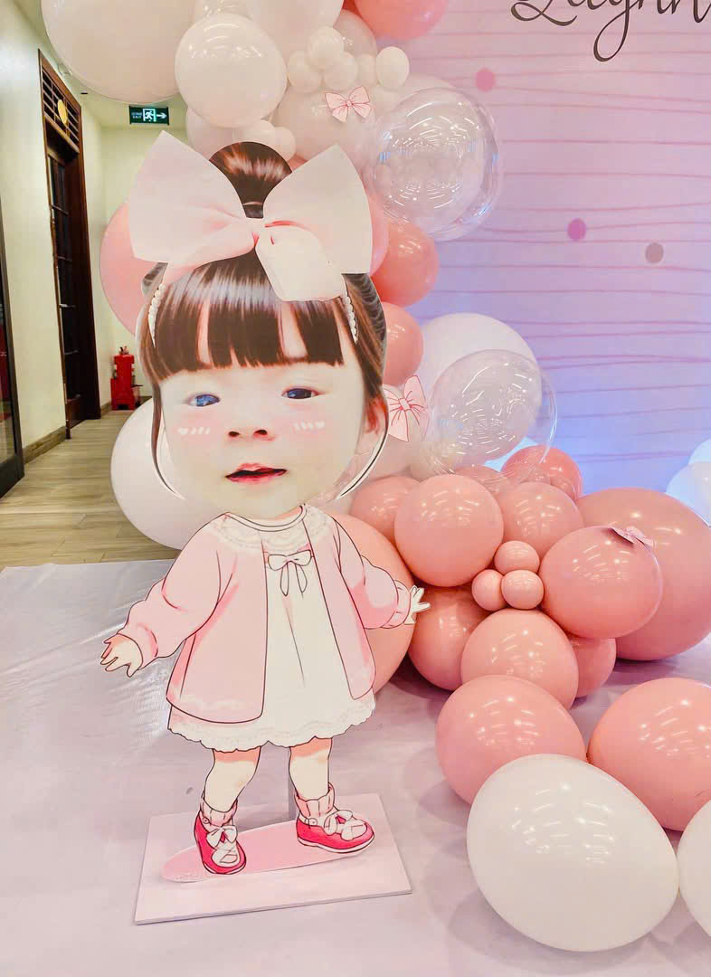 Trang trí đầy tháng chủ đề rắn cho bé gái Quỳnh Chi