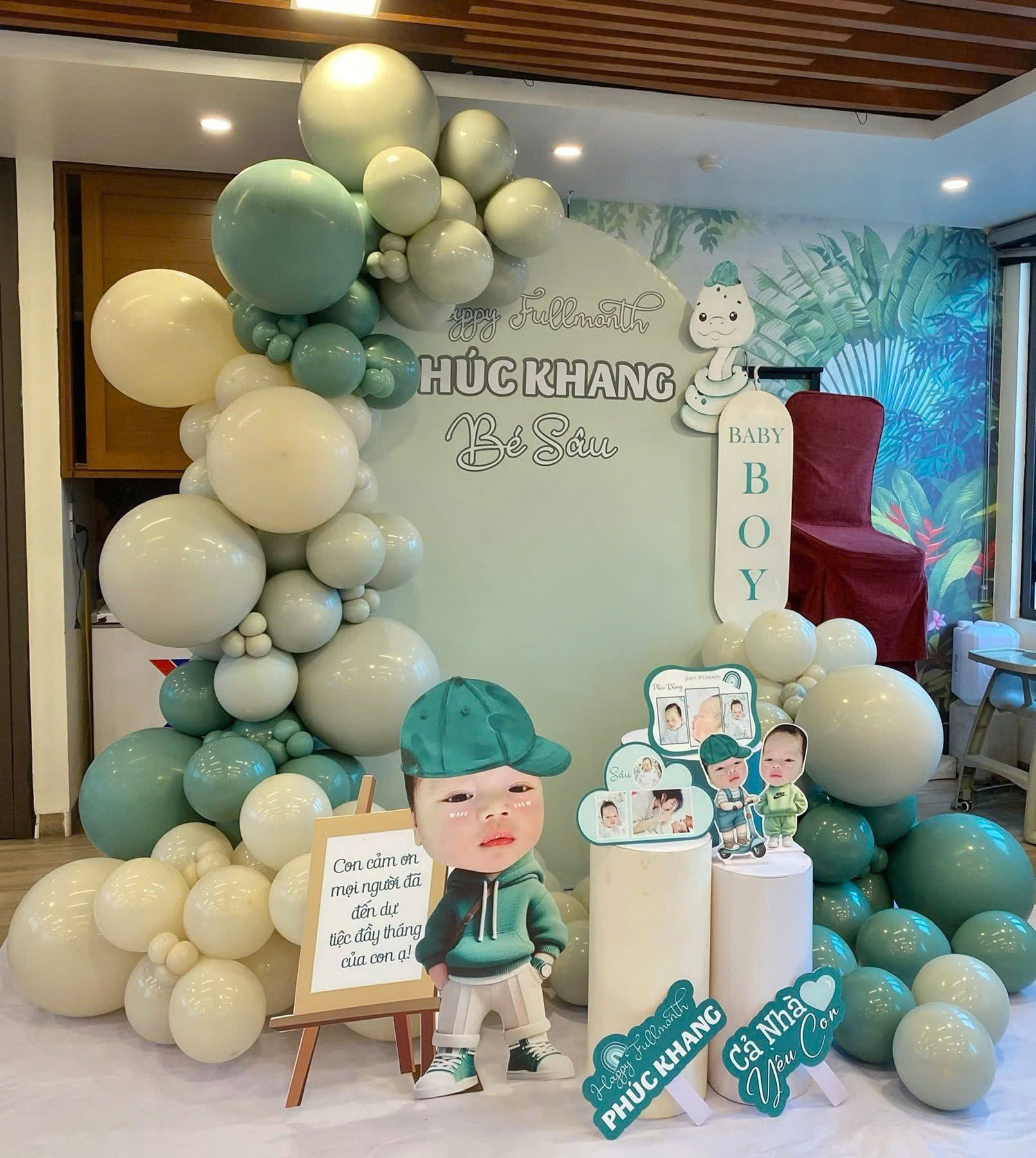 trang trí đầy tháng bé tuổi rắn tông xanh lá - bé Sâu
