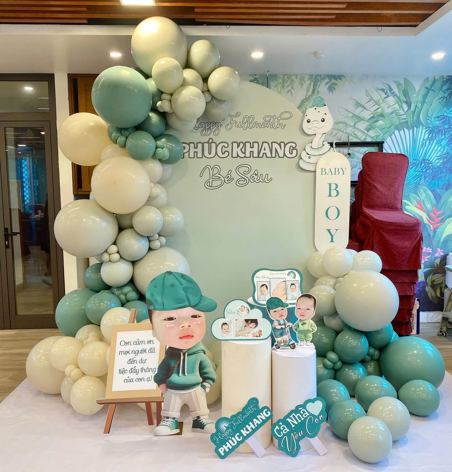 trang trí đầy tháng bé tuổi rắn tông xanh lá - bé Sâu
