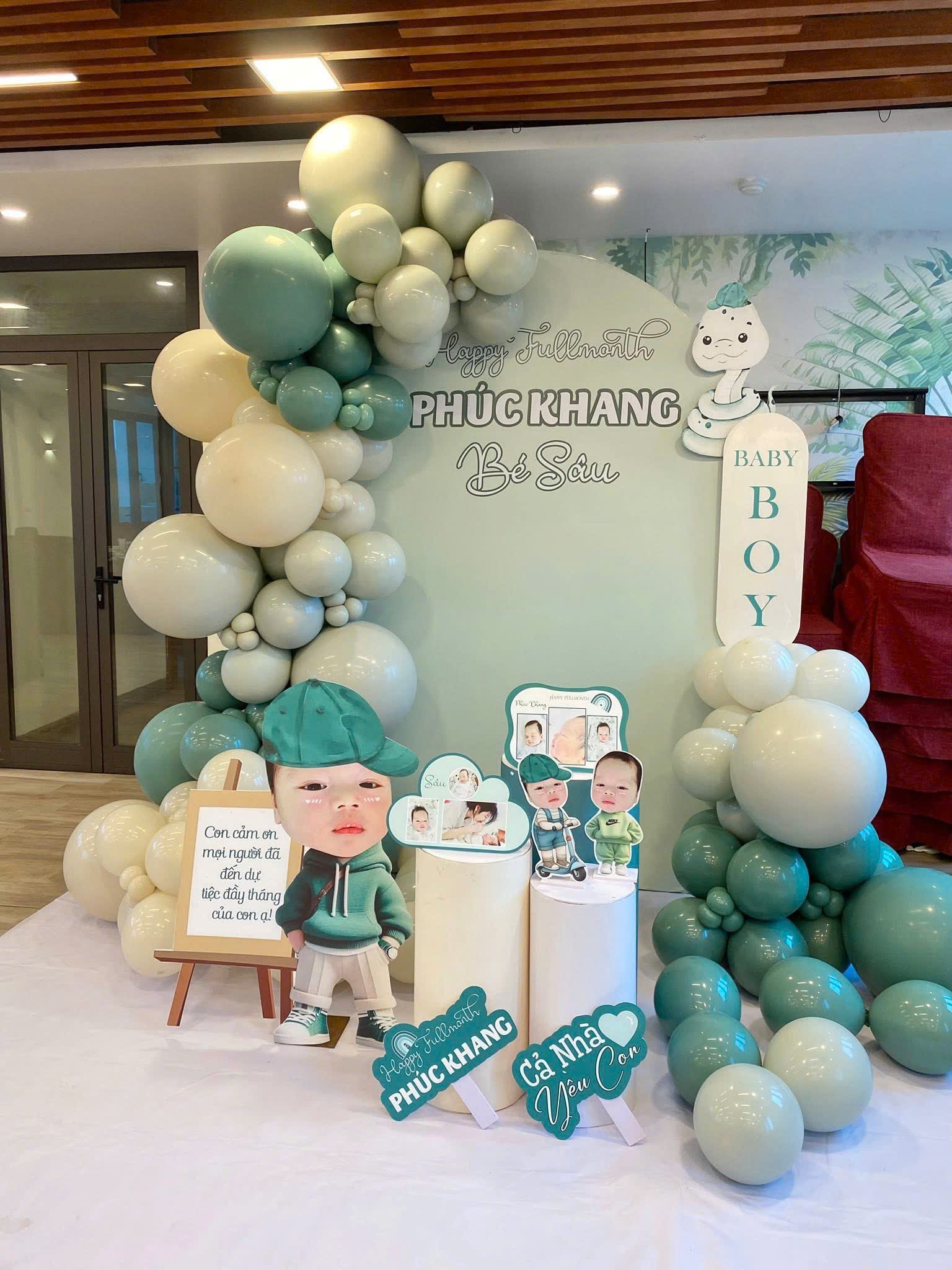 trang trí đầy tháng bé tuổi rắn tông xanh lá - bé Sâu