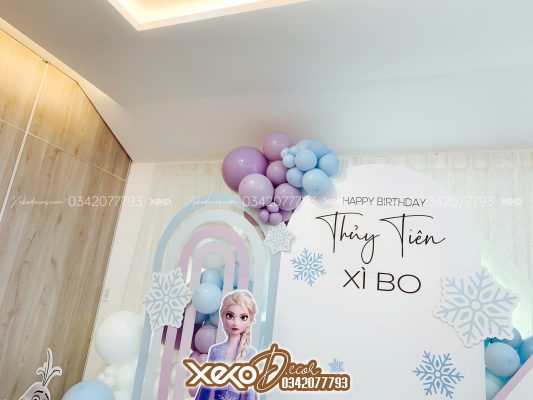 Trang trí sinh nhật bé gái chủ đề Elsa Thuỷ Tiên