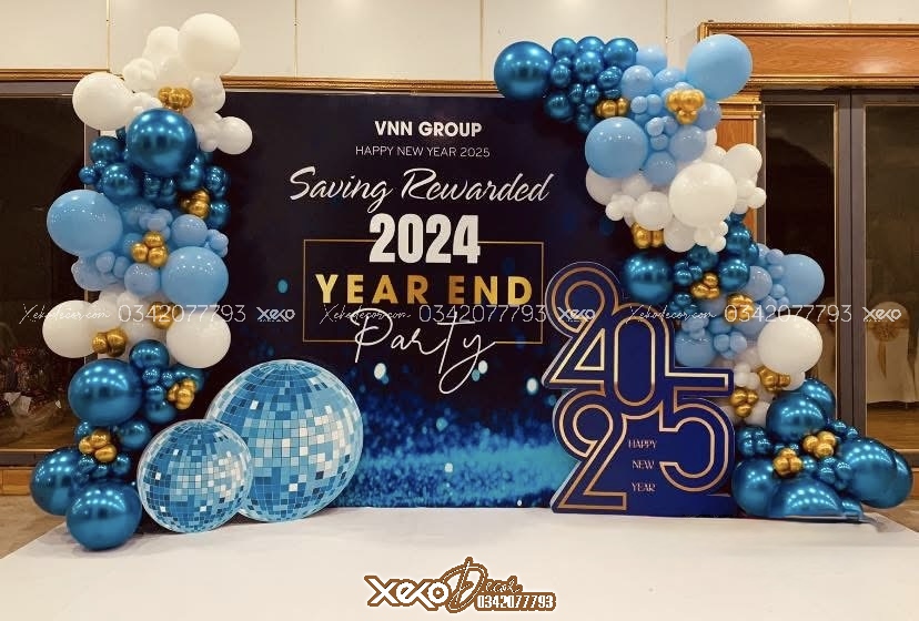 Trang trí tất niên tone xanh đơn giản